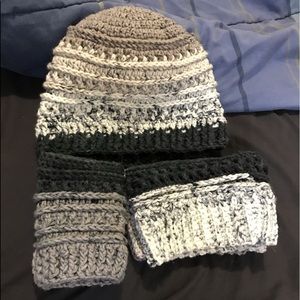 Hat fingerless gloves and boot cuff set